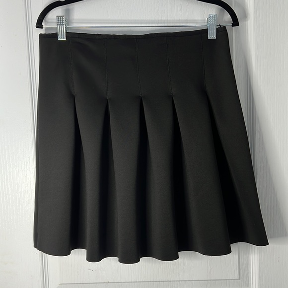 School girl style black pleated skirt - Picture 1 of 4